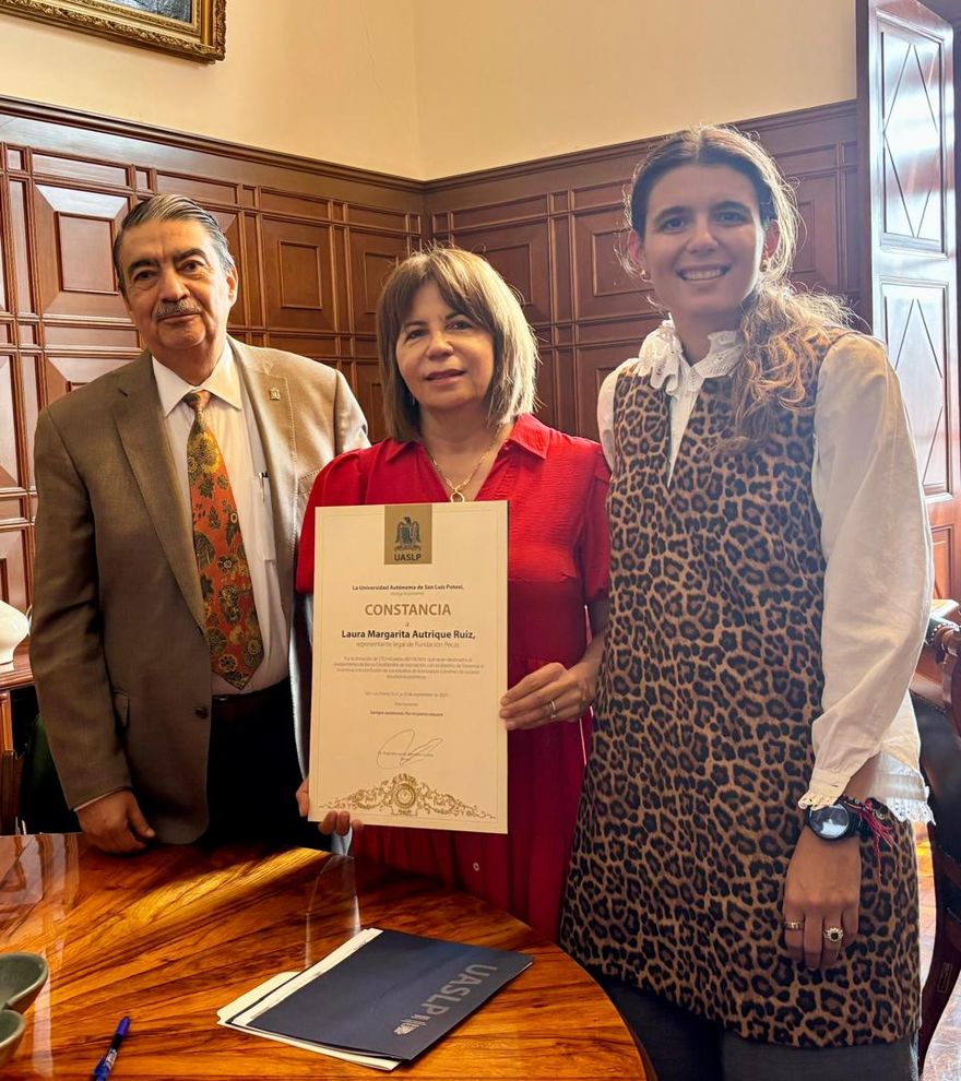 Entrega de la constancia de la Universidad Autónoma de San Luis Potosí a Fundación Pecas, en la rectoría